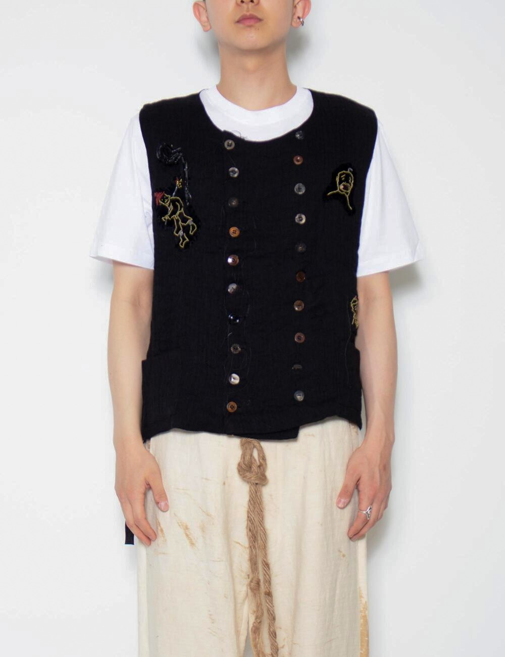 TOPPE HAND EMBROIDERED VEST_BLACK